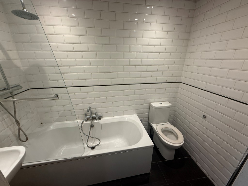 Lot: 158 - MID-TERRACE HOUSE FOR REFURBISHMENT - Bathroom with WC